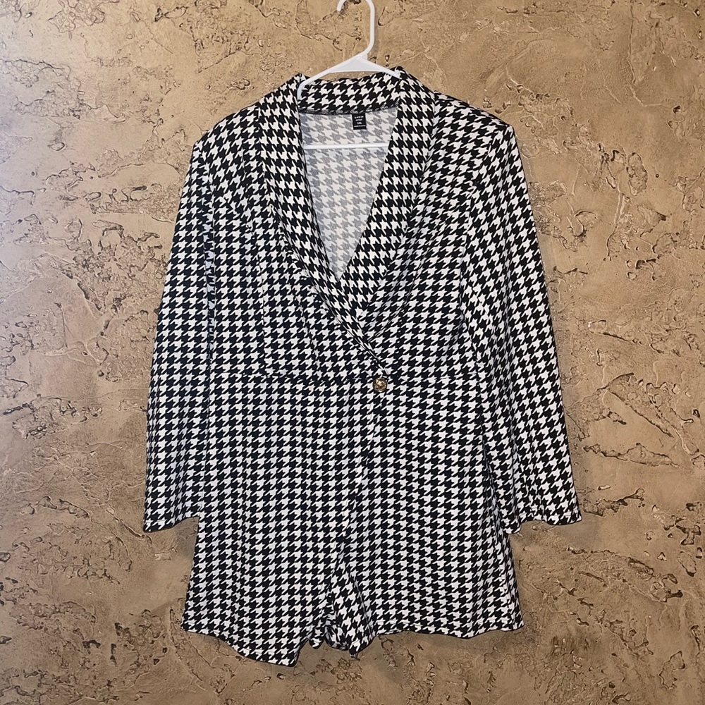 SHEIN Unity Plus Houndstooth Print Shawl Collar Asymmetrical Hem Romper